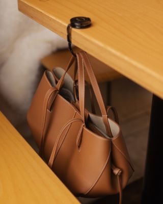 Nemáte rádi,když kabelka leží na zemi? 🙋‍♀️ Háček, personalizovaný organizér, kafe a klid. Protože i malé detaily dělají...